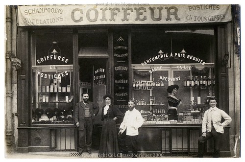 Coiffeuse réalisant une coupe dans un salon de coiffure